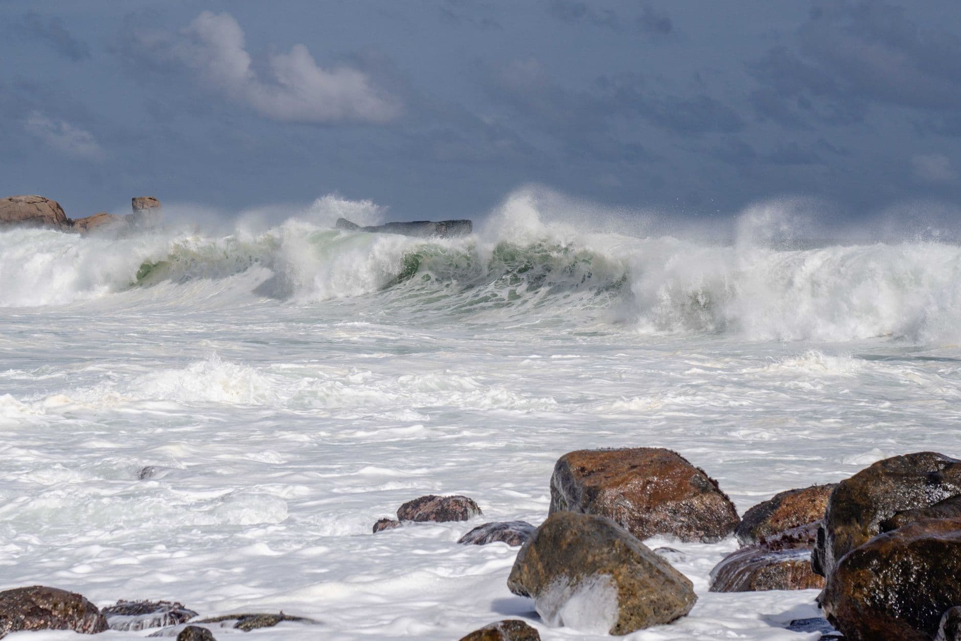 Surf pounding the rocks near the Hummanaya blowhole